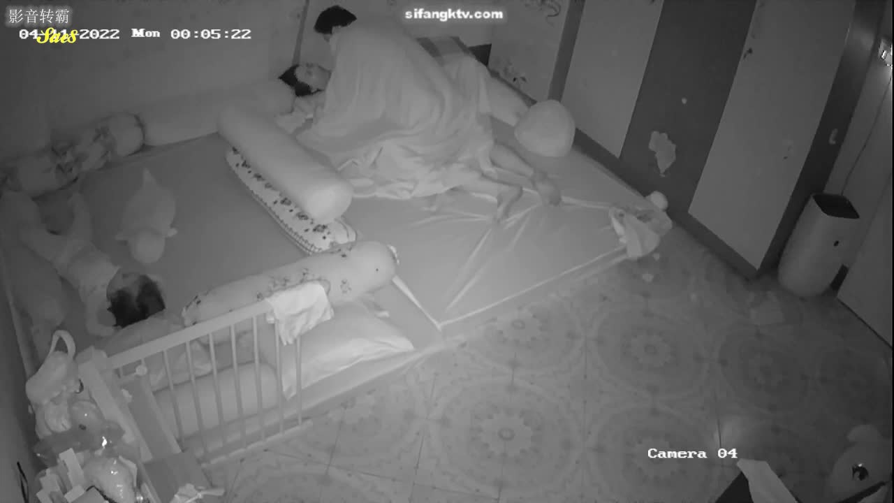 恩爱小夫妻趁小孩睡着后赶紧亲密爱爱