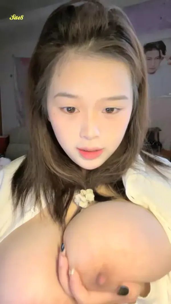 稚嫩的面庞却有一对超级大波