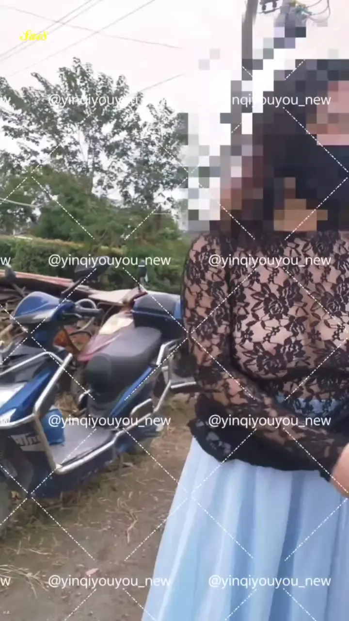 淫妻又又大白天街头真空睡衣露出